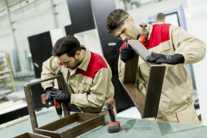 retrabalho na fábrica de móveis