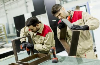 retrabalho na fábrica de móveis