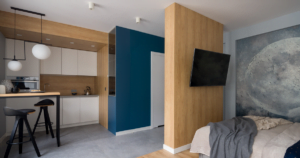 Dicas essenciais para otimizar espaços em apartamentos pequenos: ressignifique as paredes, integre ambientes, aposte em portas de correr e móveis sob medida e multiúso. Transforme seu lar compacto em um ambiente aconchegante e funcional!