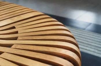 Vista em close-up de um banco de madeira com design paramétrico.