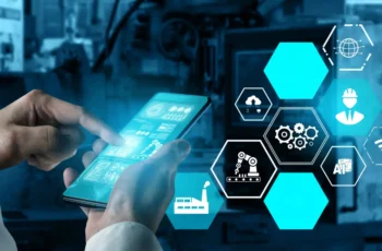 Pessoa utilizando um smartphone com interface digital, cercada por ícones que representam automação industrial, inteligência artificial e conectividade.